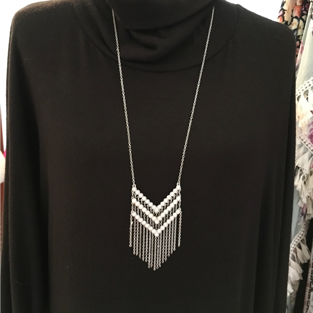 BOUTIQUE ITEM- SILVER & PEARL CHEVRON CHAIN DROP LONG NECKLACE
